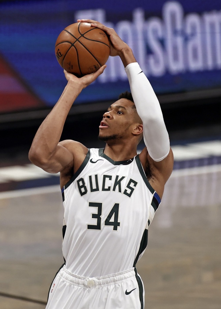 他真把足球踢成艺术了（他用脚步谱写足球的艺术）