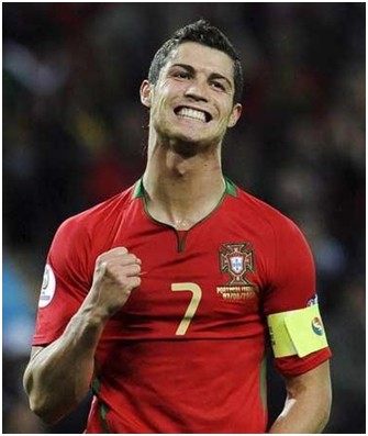 迎接圣诞节，莱万、什琴斯尼等波兰国脚晒出与家人合照（波兰国脚迎圣诞：莱万、什琴斯尼等晒家庭合影）