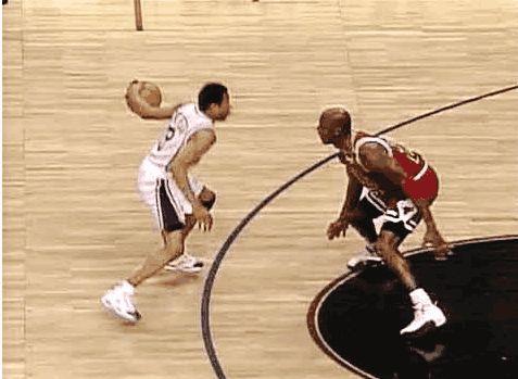 意媒：德佬对孔蒂依然保持完全信任，双方将召开会议分析现状（意媒：德劳伦蒂斯依旧对孔蒂完全信任，双方将会面评估现状）