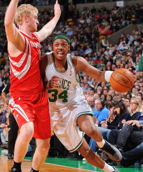 球迷沸腾：这球吹了也太离谱（球迷炸锅：这次判罚离谱至极）